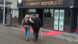 Dolandırıcılıktan aranıyordu, emniyete bastonuyla götürüldü