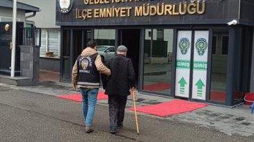 Dolandırıcılıktan aranıyordu, emniyete bastonuyla götürüldü