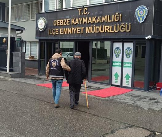 Dolandırıcılıktan aranıyordu, emniyete bastonuyla götürüldü