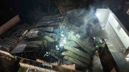 Başiskele’de korkutan yangın: 2 katlı evin çatısı alevlere teslim oldu