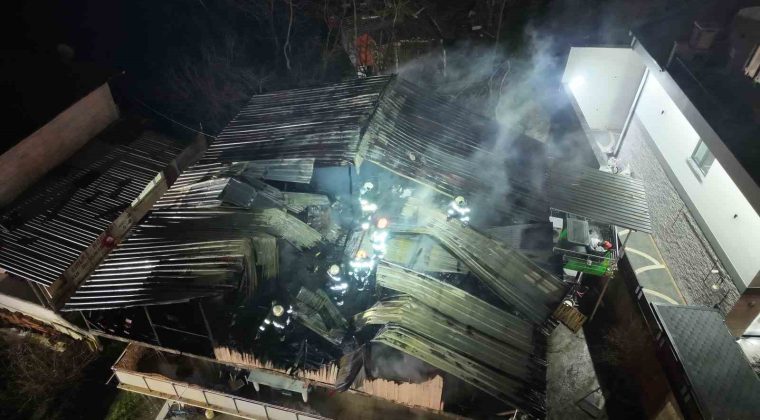 Başiskele’de korkutan yangın: 2 katlı evin çatısı alevlere teslim oldu