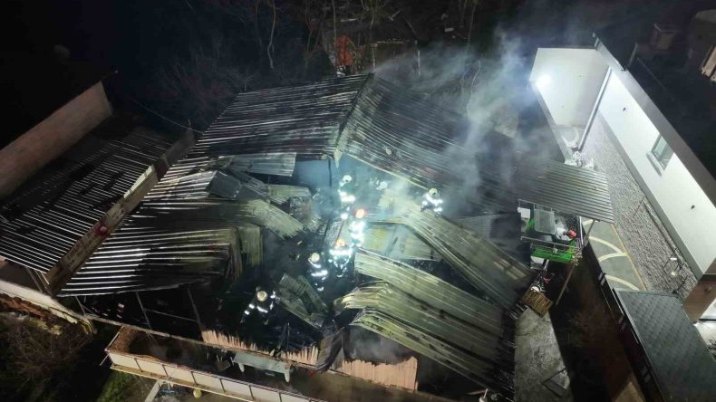 Başiskele’de korkutan yangın: 2 katlı evin çatısı alevlere teslim oldu
