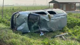 Kontrolden çıkan hafif ticari araç tarlaya uçtu: Yaralı var