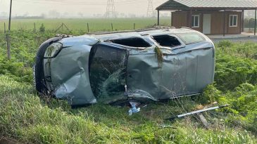 Kontrolden çıkan hafif ticari araç tarlaya uçtu: Yaralı var