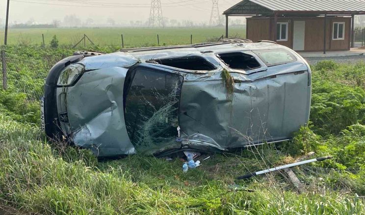 Kontrolden çıkan hafif ticari araç tarlaya uçtu: Yaralı var