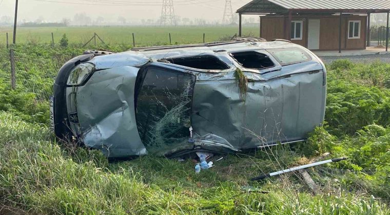 Kontrolden çıkan hafif ticari araç tarlaya uçtu: Yaralı var