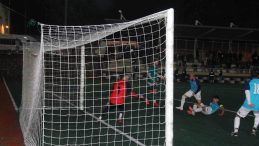 Kocaeli’de rakipleri gol atsın diye yere yatan futbolcuların savunmaları alındı