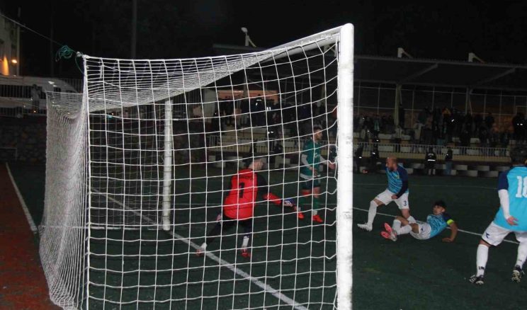 Kocaeli’de rakipleri gol atsın diye yere yatan futbolcuların savunmaları alındı