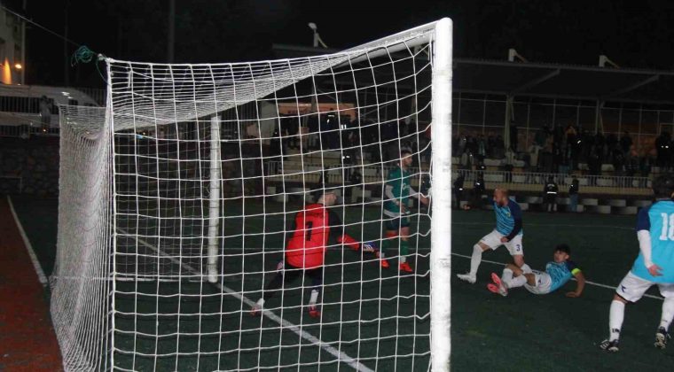 Kocaeli’de rakipleri gol atsın diye yere yatan futbolcuların savunmaları alındı