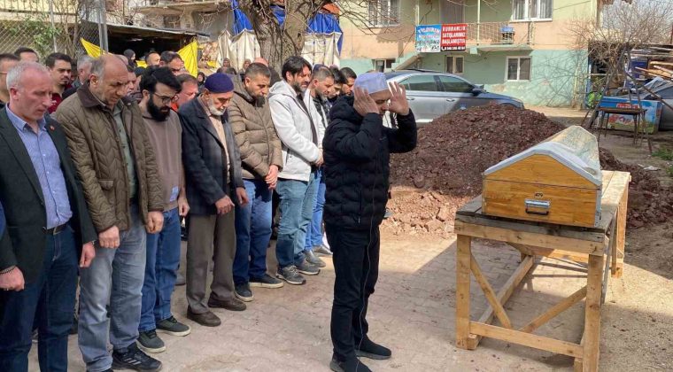 Ahşap evdeki yangında hayatını kaybeden bedensel engelli kişi toprağa verildi