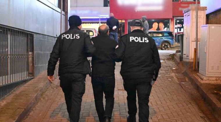 Dolandırıcılık suçundan aranan 2 kişi kumar oynarken yakalandı