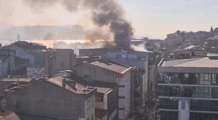Şehir merkezinde korku dolu anlar: İş merkezinde yangın, dumandan göz gözü görmedi