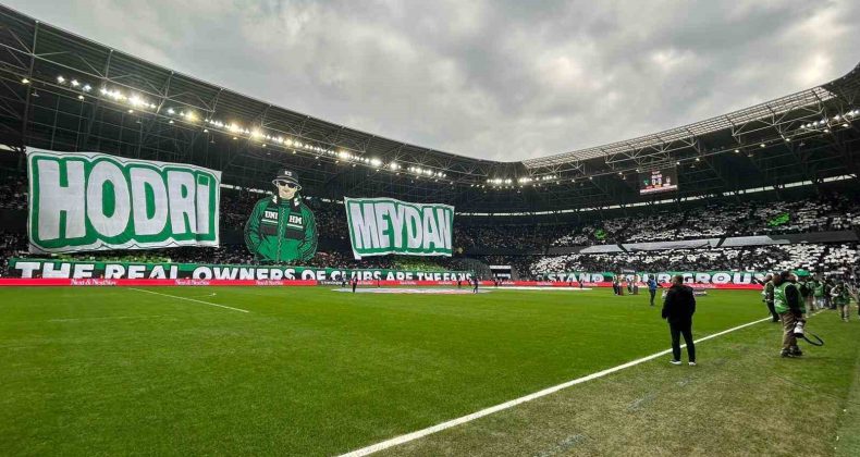 Futbolcu olamadılar ama tribünleri pankartlarıyla renklendiriyorlar