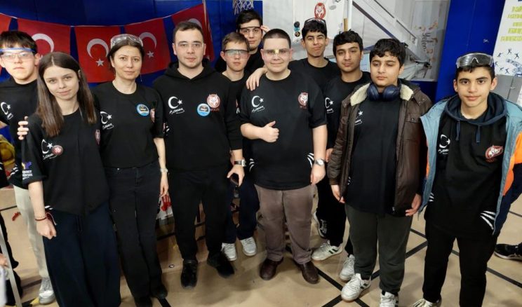 Gebze’nin Robotik Takımları Turknet’in Gigafiber’i ile desteklediği FRC’de
