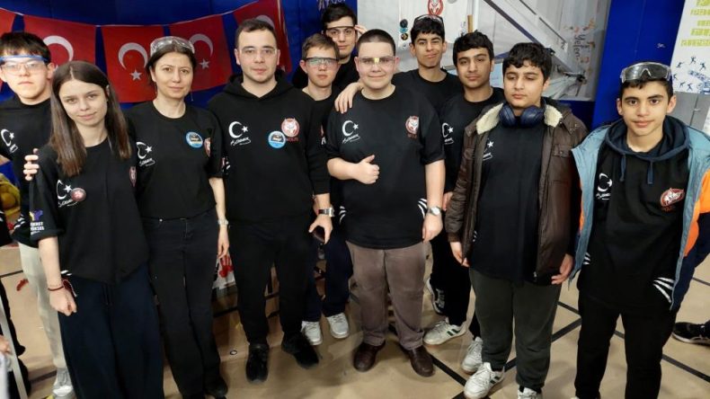 Gebze’nin Robotik Takımları Turknet’in Gigafiber’i ile desteklediği FRC’de