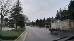 İzmit’te geri kayan kamyon takla attı, ortalık darmadağın oldu