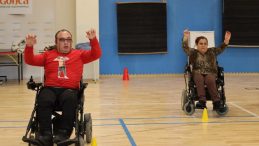 “Engellisin evlenemezsin” dediler, onlar akülü sandalyede zeybek oynuyor