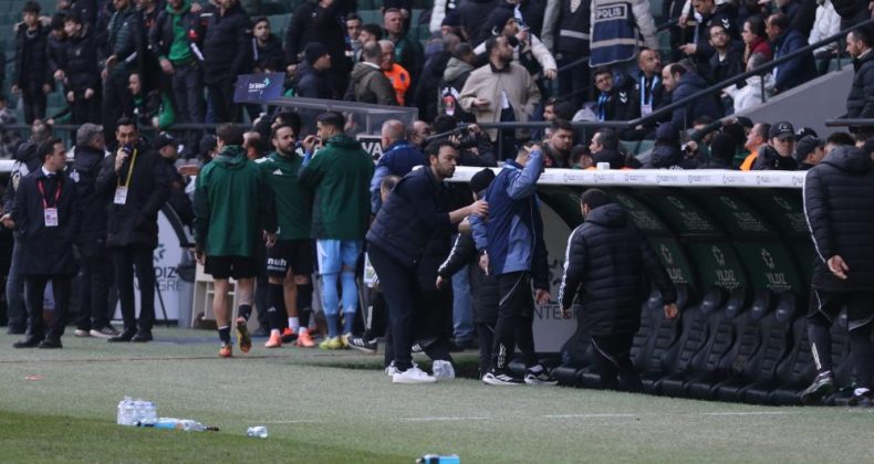 Böyle protesto görülmedi: Selçuk İnan, tüm yedek kulübesini soyunma odasına gönderdi