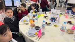 Merih Demiral, ilkokul öğretmenine öğrencileri ve aileleriyle birlikte iftar verdi