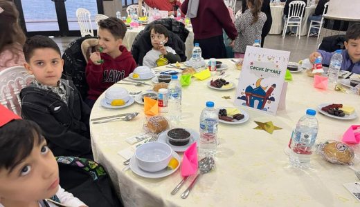 Merih Demiral, ilkokul öğretmenine öğrencileri ve aileleriyle birlikte iftar verdi