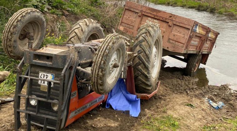 Toprak yolda devrilen traktörün altında kalan sürücü hayatını kaybetti