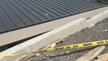 Sohbet ederken 4 metre yükseklikten beton zemine düştü