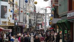 İzmit sokaklarında bayram alışverişi hareketliliği: Adım atacak yer kalmadı