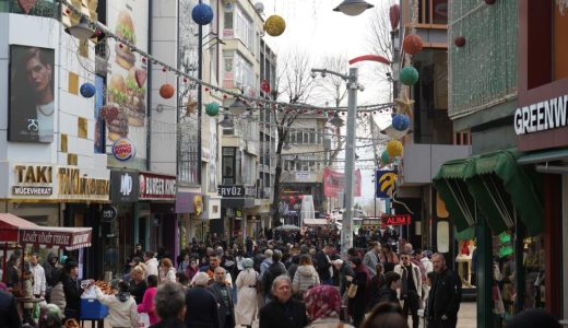 İzmit sokaklarında bayram alışverişi hareketliliği: Adım atacak yer kalmadı