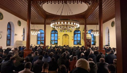 Kılıçla hutbe geleneğinin yaşatıldığı camide saf tuttular