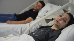 Oğlunun gözü önünde anneyi öldüresiye dövdüler: “‘Küfür etmeyin’ dedik diye bu hale geldim”