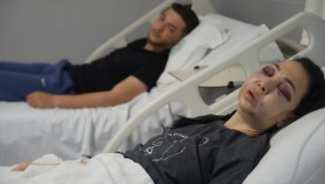 Oğlunun gözü önünde anneyi öldüresiye dövdüler: “‘Küfür etmeyin’ dedik diye bu hale geldim”