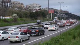 TEM Otoyolu Kocaeli geçişinde tatil dönüşü yoğunluğu