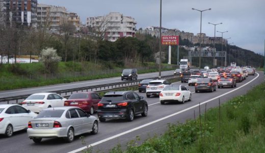 TEM Otoyolu Kocaeli geçişinde tatil dönüşü yoğunluğu