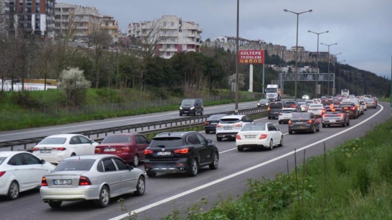 TEM Otoyolu Kocaeli geçişinde tatil dönüşü yoğunluğu