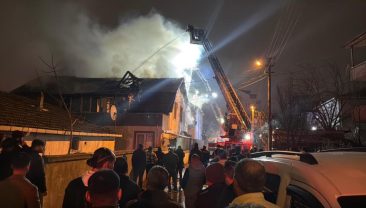 Elektrikli ısıtıcı evi alev alev yaktı: 3 kişi dumandan etkilendi