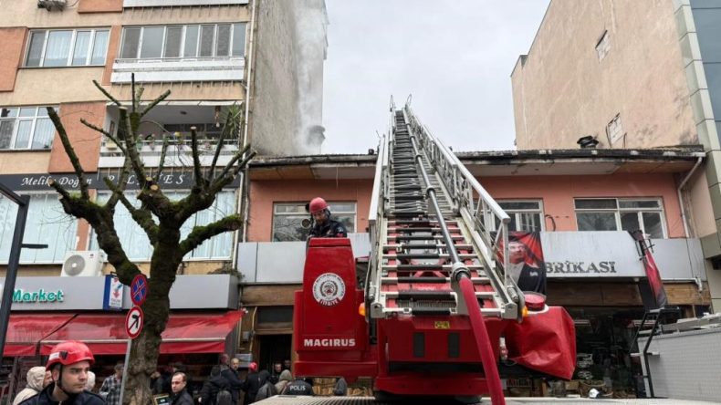 Fırının bacası tutuştu: 3 kişi dumandan etkilendi