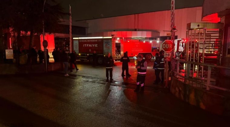 Başiskele’de raf imalatı yapılan fabrika alevlere teslim oldu