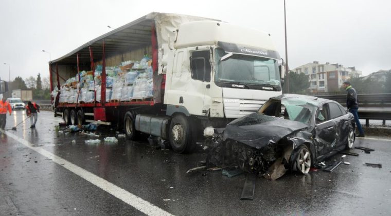 TEM Otoyolu Kocaeli geçişinde 6 araç kazaya karıştı: Yaralılar var