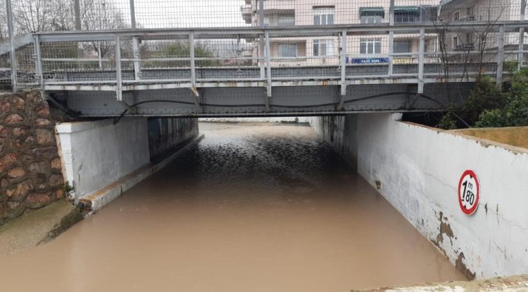 Kocaeli’de sağanak sebebiyle alt geçidi su bastı