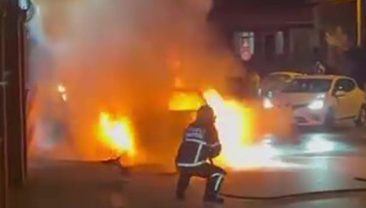 Alevlere teslim olan otomobil dakikalarca böyle yandı