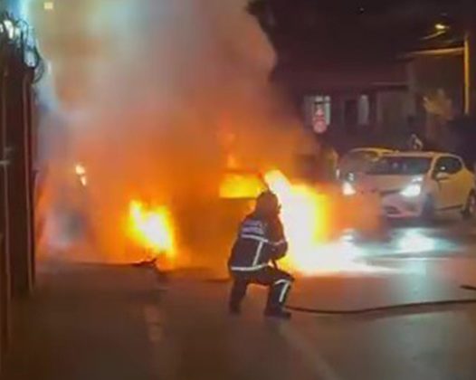 Alevlere teslim olan otomobil dakikalarca böyle yandı