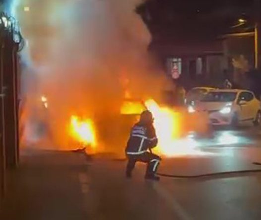 Alevlere teslim olan otomobil dakikalarca böyle yandı