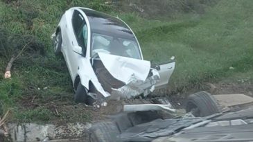 Kontrolden çıkan elektrikli araç otoparkı savaş alanına çevirdi