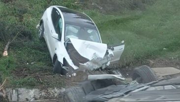 Kontrolden çıkan elektrikli araç otoparkı savaş alanına çevirdi