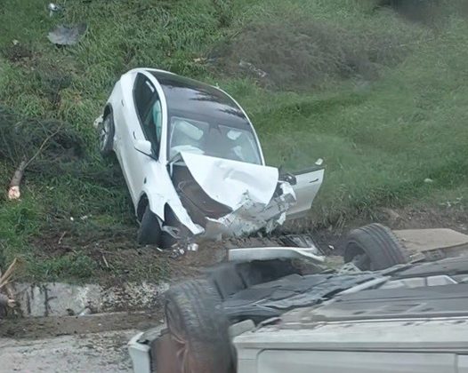 Kontrolden çıkan elektrikli araç otoparkı savaş alanına çevirdi