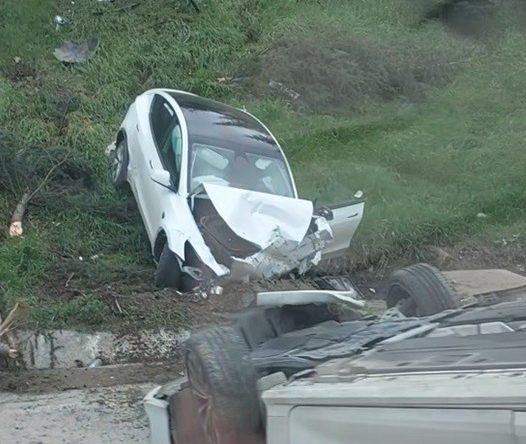 Kontrolden çıkan elektrikli araç otoparkı savaş alanına çevirdi