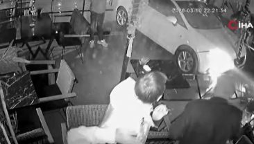 Kontrolden çıkan otomobil kafeye girdi; Yaralılar var