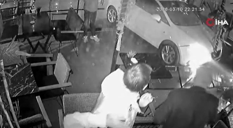 Kontrolden çıkan otomobil kafeye girdi; Yaralılar var