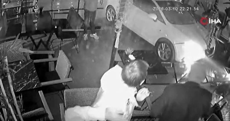 Kontrolden çıkan otomobil kafeye girdi; Yaralılar var