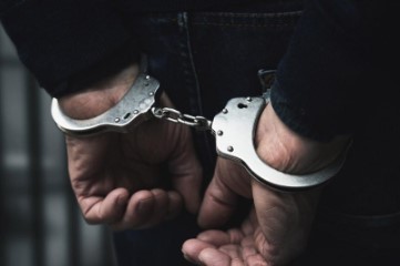 Kalpazan seyyar darphaneye çevirdiği kiralık araçta yakalandı